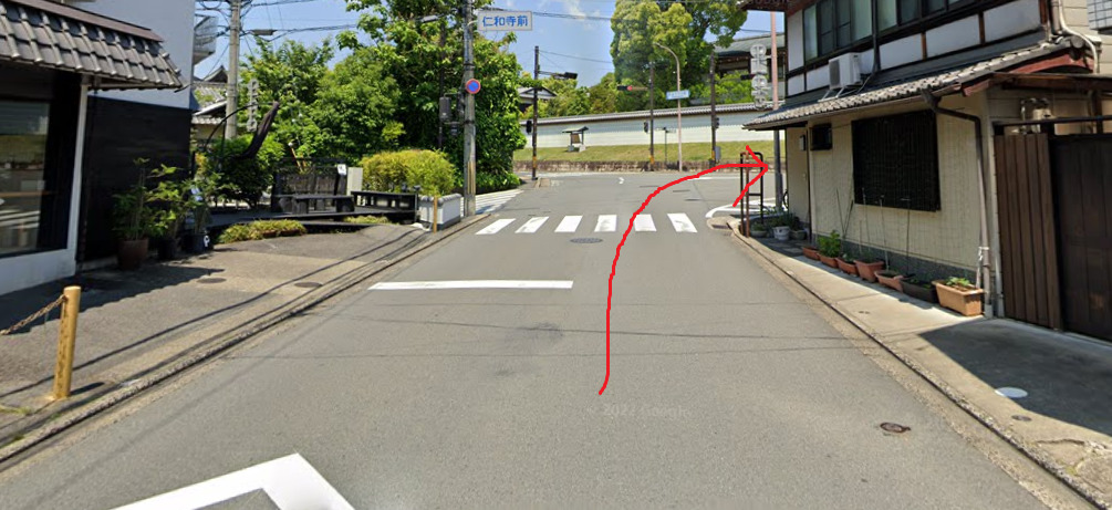 そのまま道なりに真っすぐ進むと、突き当りますので、右折します。