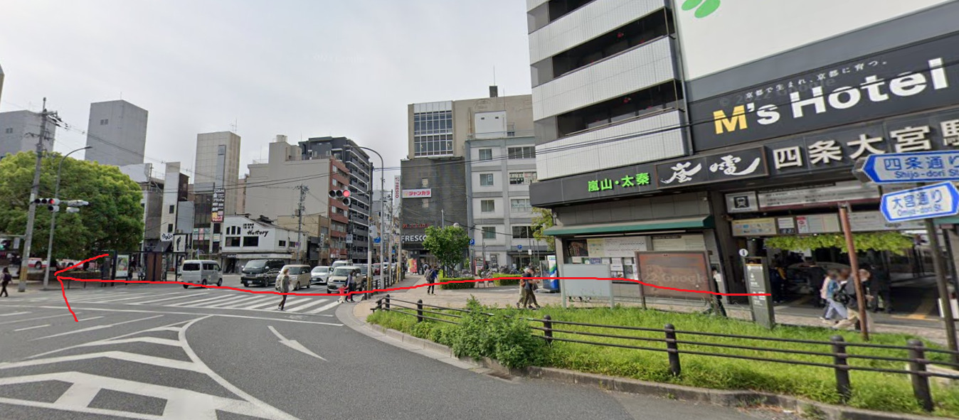 四条大宮駅に着いたら、前の横断歩道を渡ります。