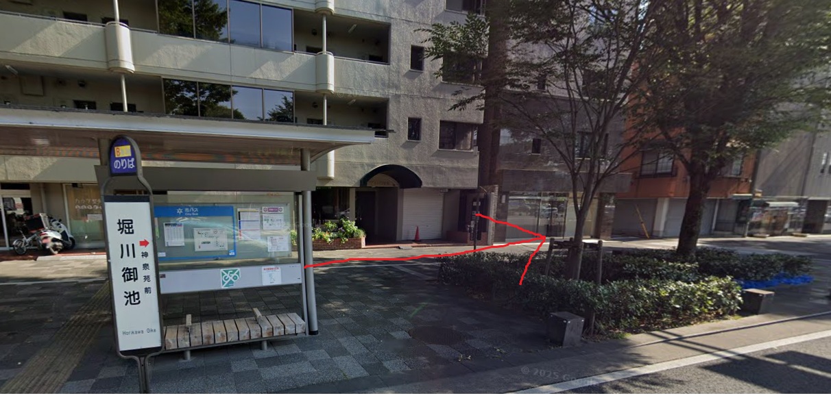 堀川御池バス停から、西方向に進みます。西方向は、バスの進行方向になります。