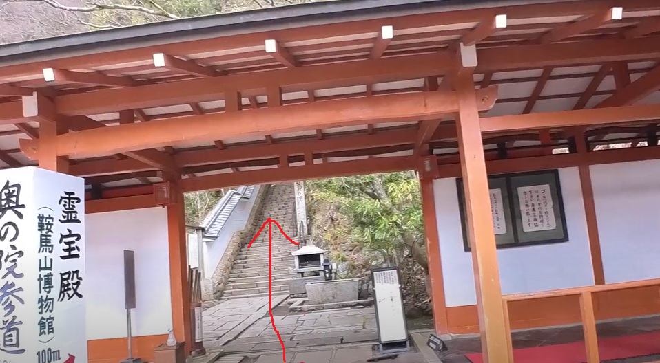 境内の奥にある道から出発します。