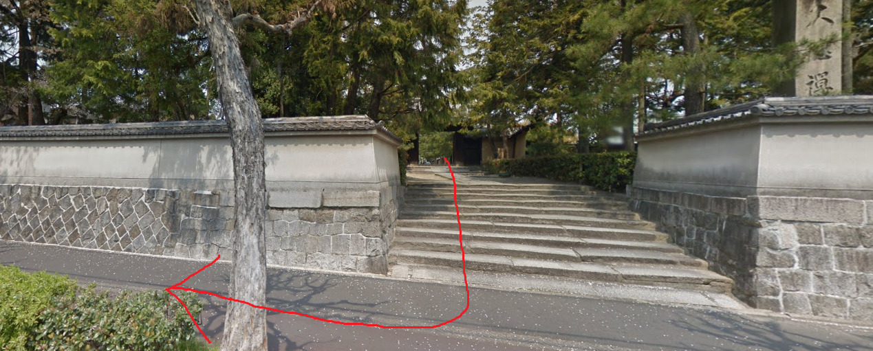 大徳寺の南門から出て、右方向に進みます。