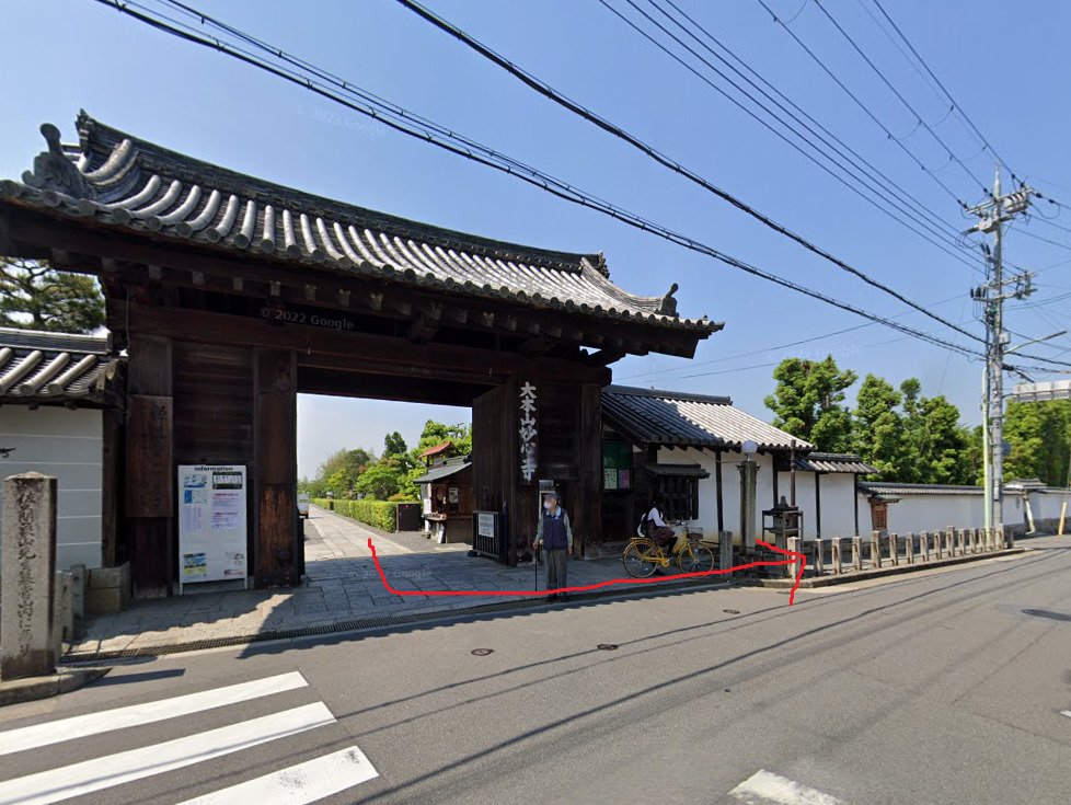 妙心寺の北門から出て、左折します。