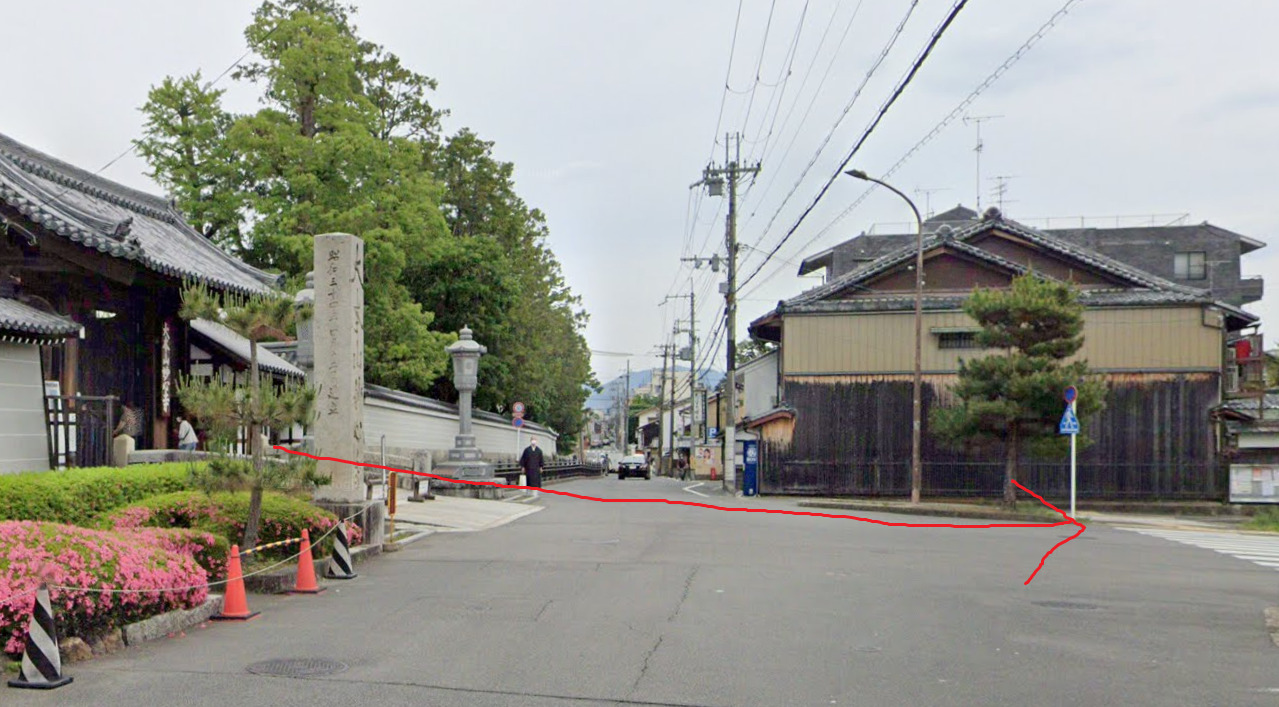 妙心寺の南総門から出て、真っすぐ進みます。