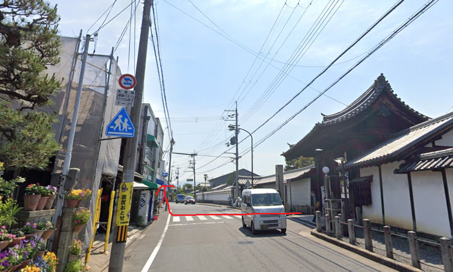 妙心寺北門から出て、右折します。