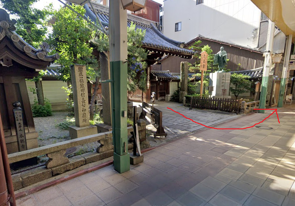 本能寺山門から出て、左折します。