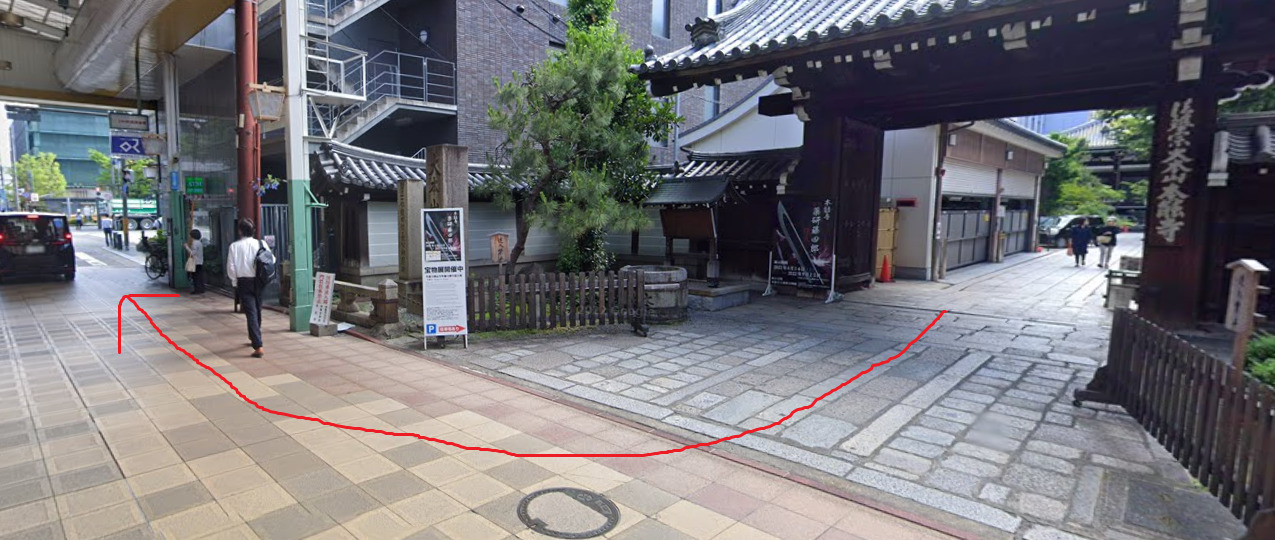本能寺総門から出て、右折します
