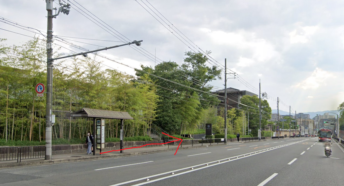 東山七条バス停に着いたら、西方向に進みます。西方向は、バスの進行方向になります。