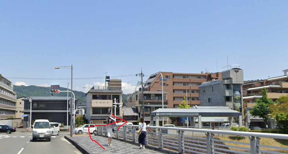 橋を渡り切ったら、すぐの信号を右折します。