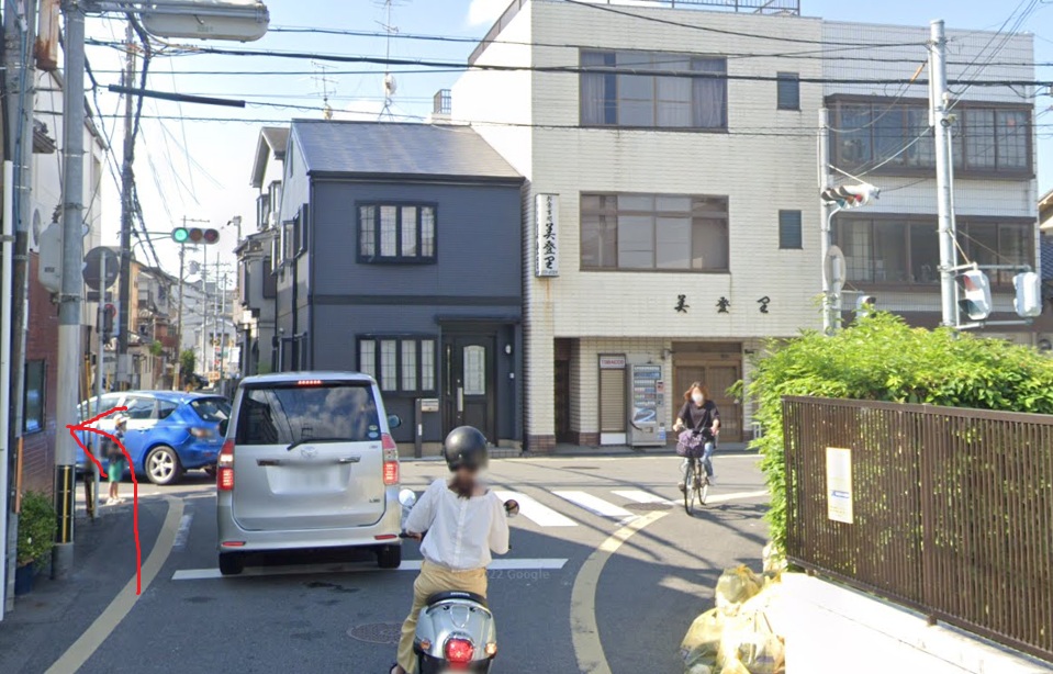 次の交差点を左折します。