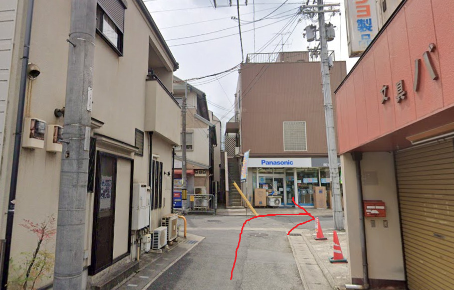 次の突き当りを右折します。