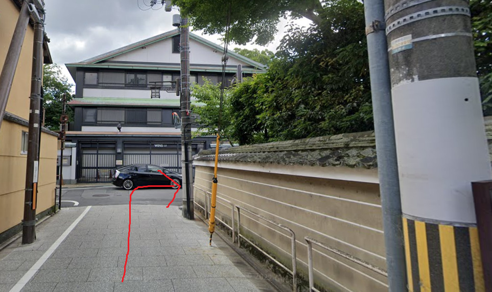 突き当りを右折します。