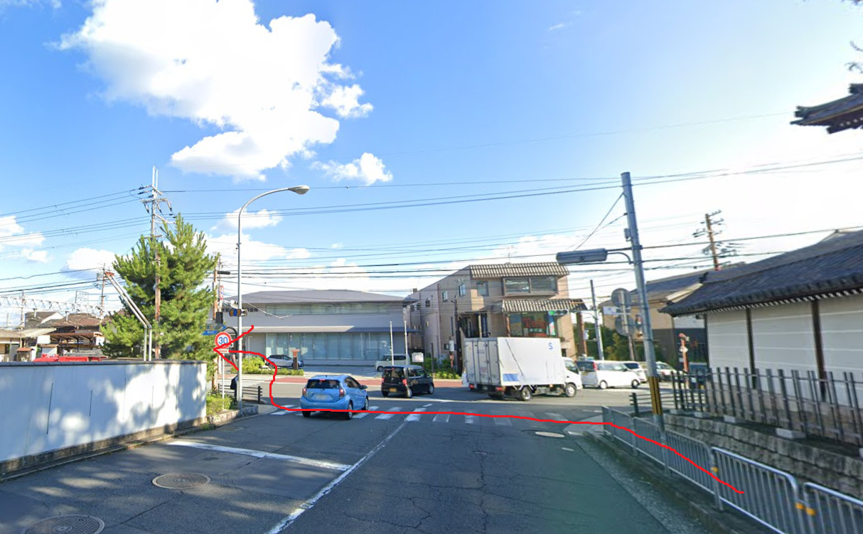 突き当りを左折します。