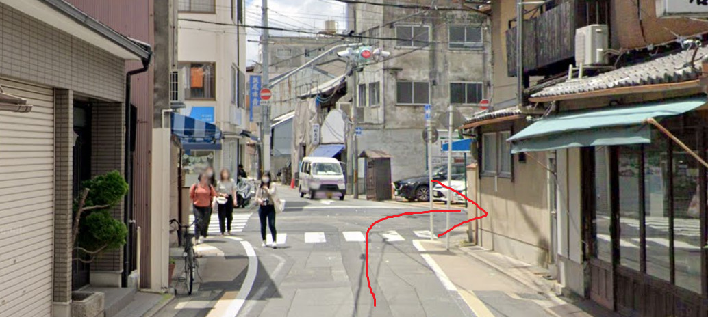 約100ｍ先を右折します。