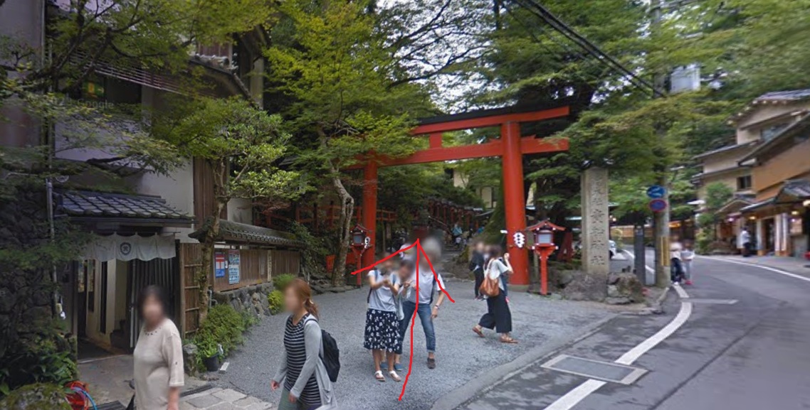 約100ｍ行くと、左側に貴船神社の南参道の鳥居が見えてきます。