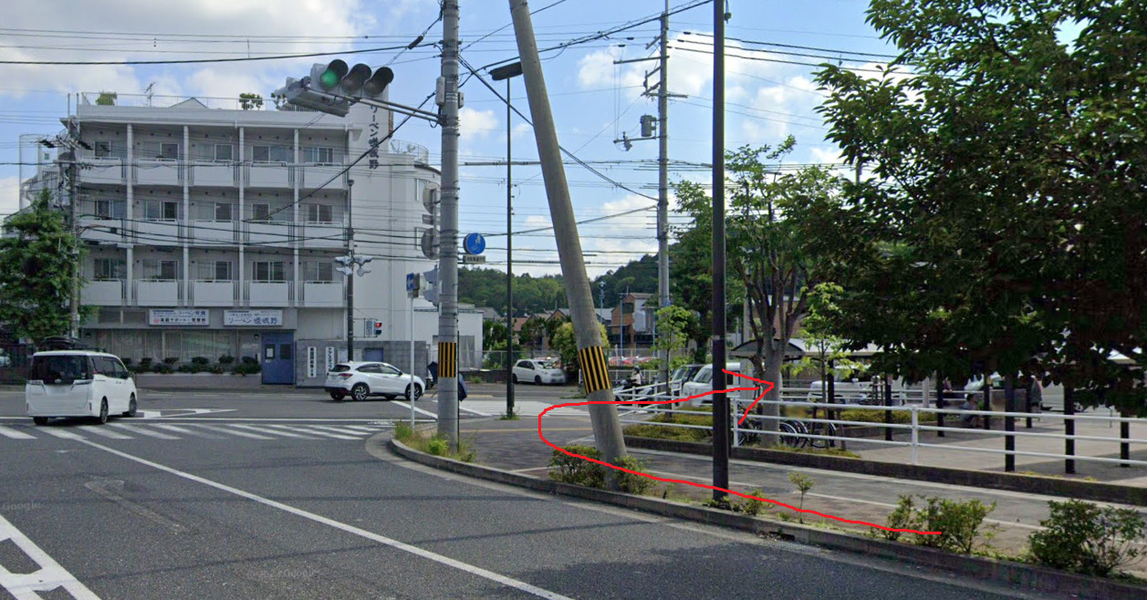 約200ｍ先の信号を右折します。