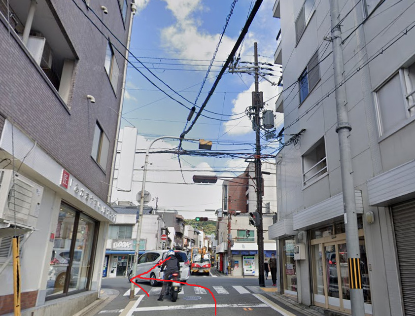 約200ｍ行くと、広い通りに交わりますので、左折します。