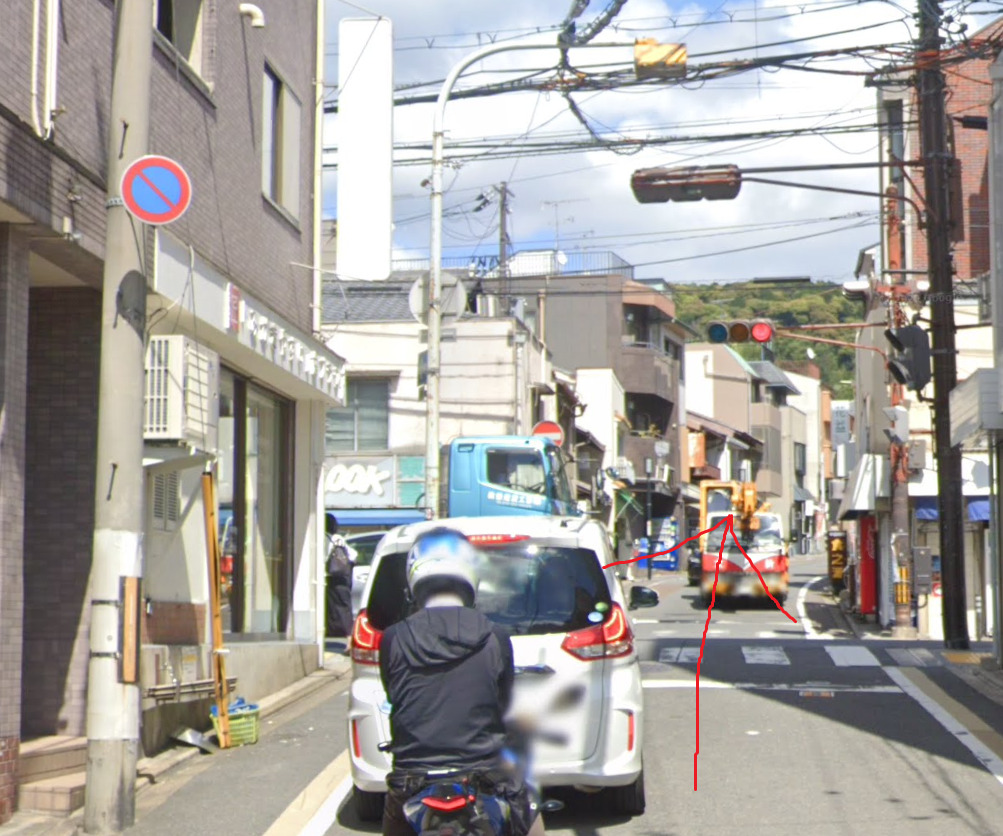約200ｍ行くと、広い通りに交わりますので、直進します。
