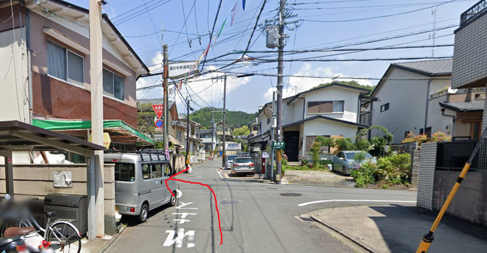 約300ｍほど進み、左折します。