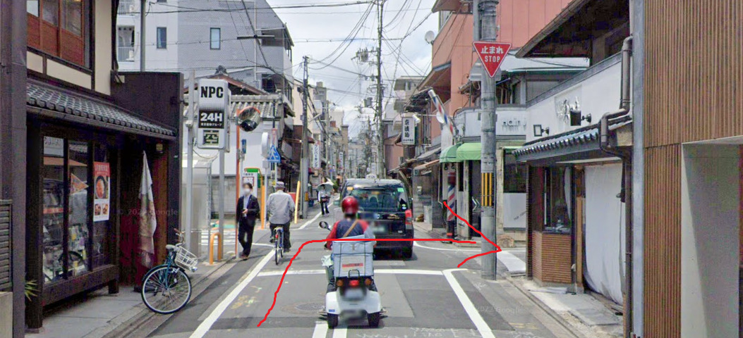 約300ｍ先の交差点を右折します。