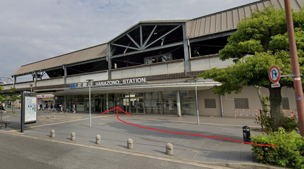 約600ｍほど行くと、右側にＪＲ花園駅が見えてきます。
