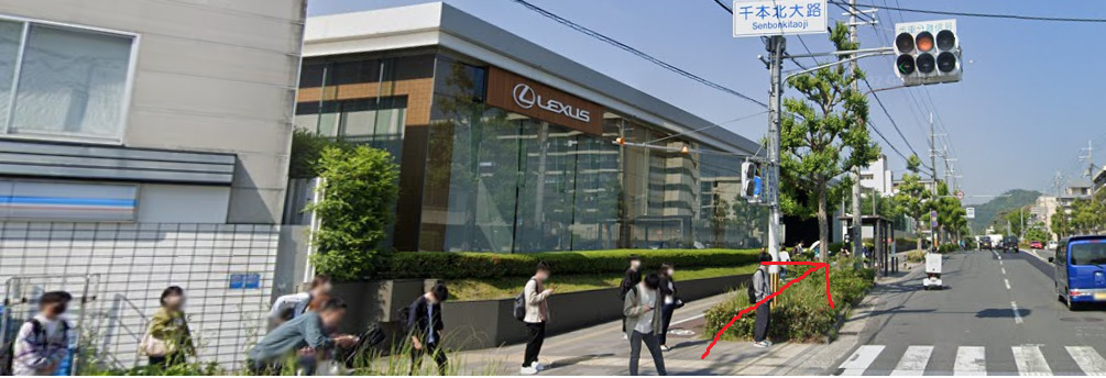 約800ｍほど行くと、左側に千本北大路バス停が見えてきます。