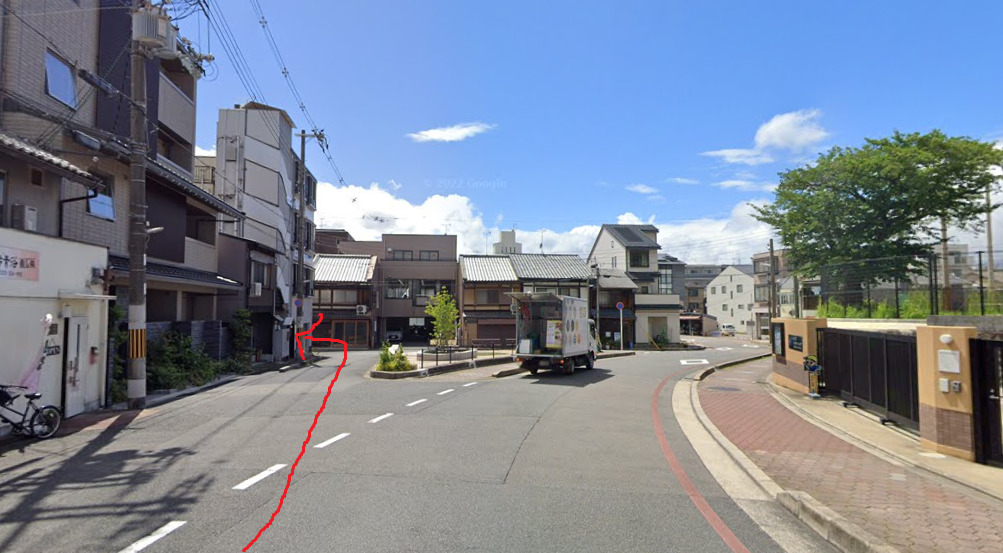 脇道の突き当りを、左折します