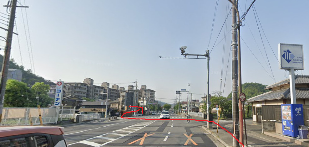 花園橋バス停に着いたら、南方向に進みます。南方向は、バスの進行方向の反対側になります。