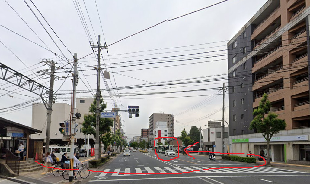 西大路三条駅から、横断歩道を渡って、左方向に進みます。すぐ左側に、西大路三条バス停が見えてきます。