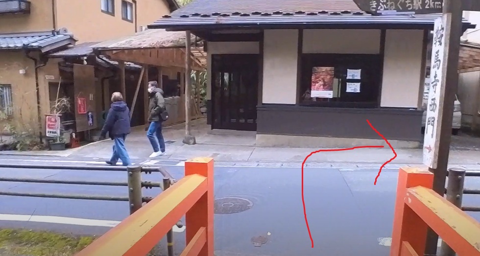 貴船神社へは、橋を右折します。