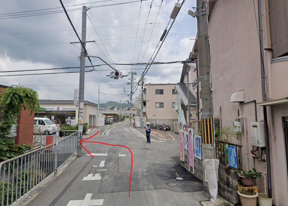踏切をわたり、１つ目の交差点を左折します。
