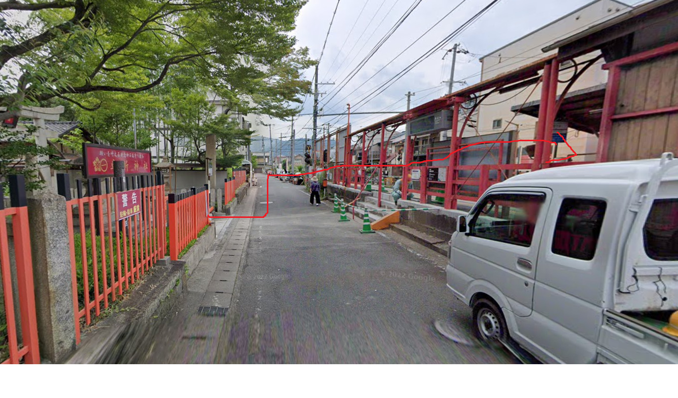 車折神社の北側の裏参道側から出たら、すぐ目の前が車折神社駅になります。