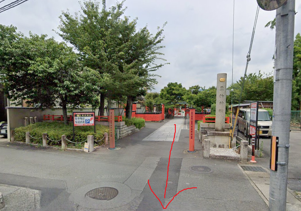 車折神社の南側の表参道側から出て、真っすぐ進みます。