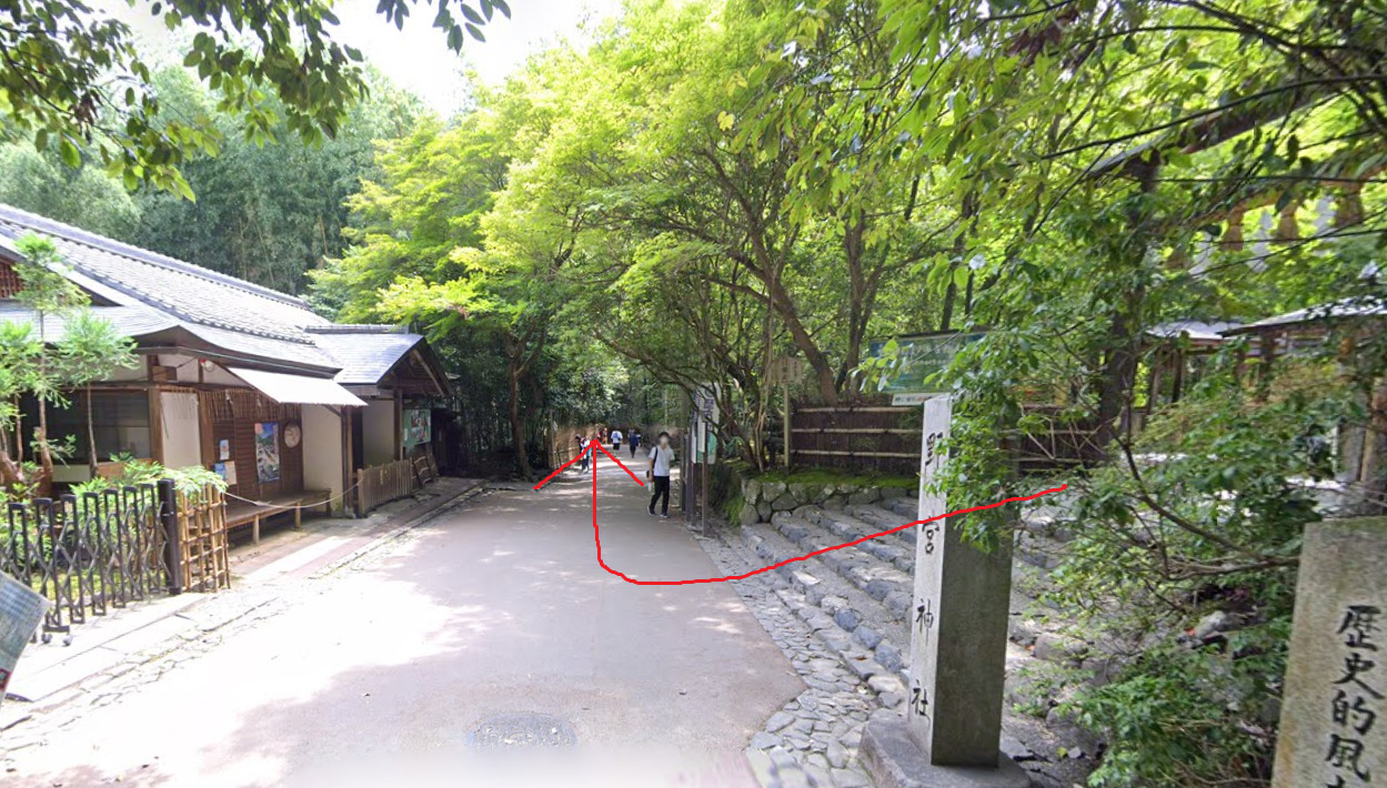 野宮神社から出て、右折します。