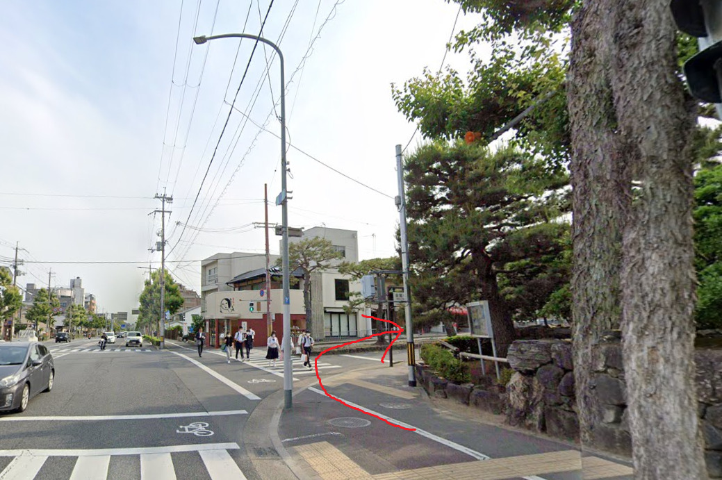 金閣寺道の交差点を右折します。