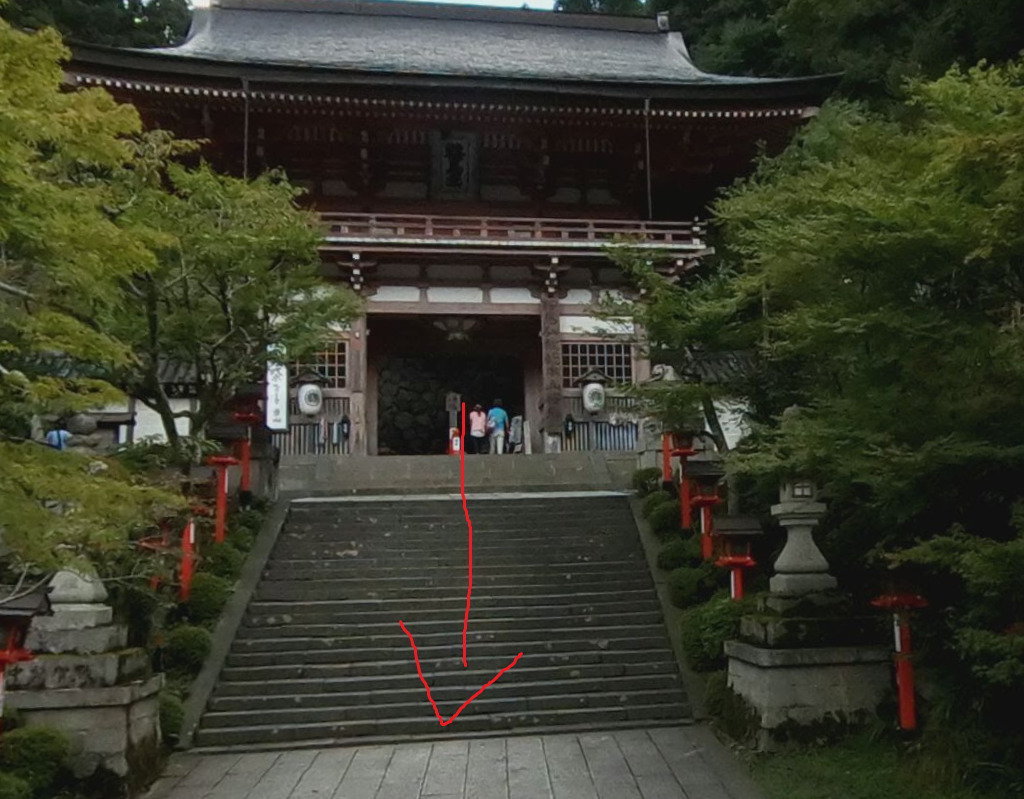 鞍馬寺の仁王門から、真っすぐ降りてきます。