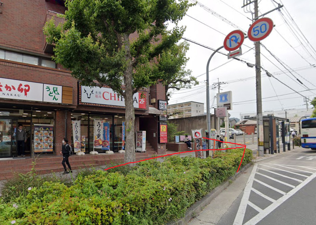 すぐに、北野白梅町バス停が見えてきます。