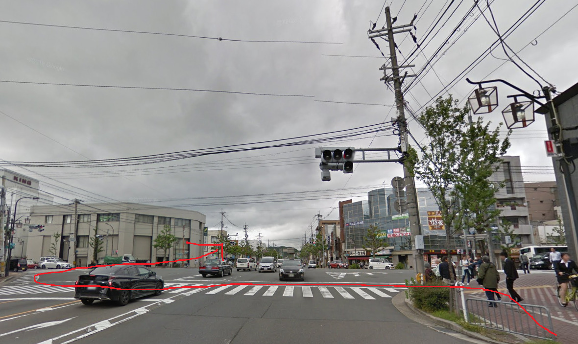 すぐの交差点を直進ですが、横断歩道を渡って、反対側の歩道に移動しておきます。