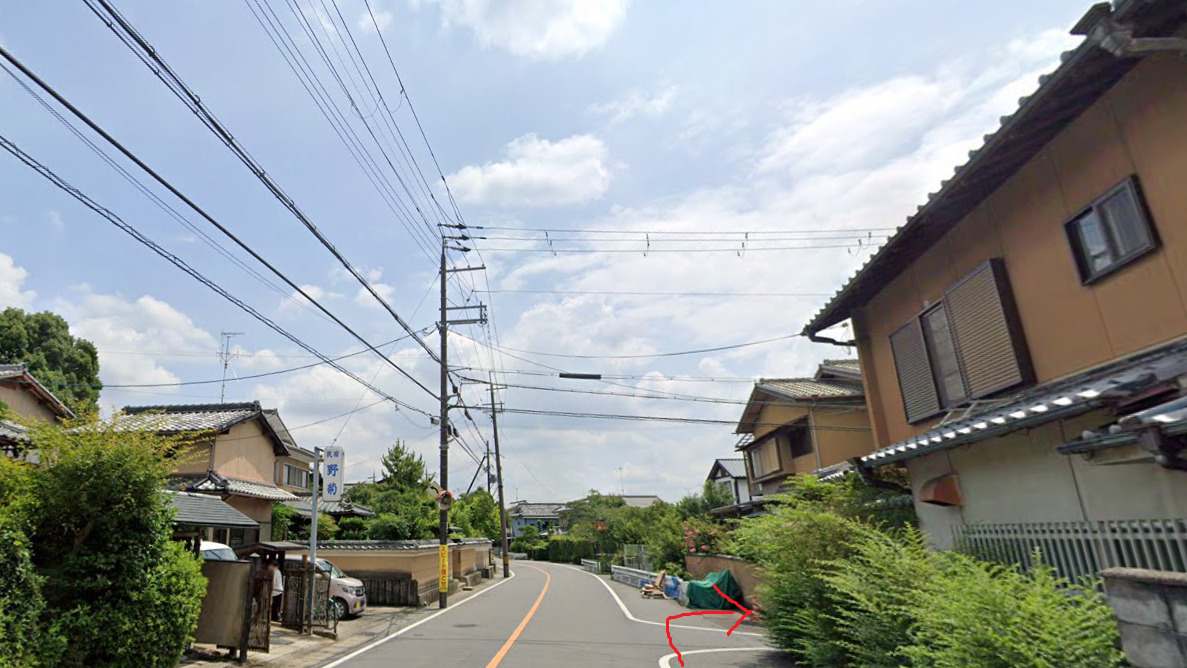 すぐを右折します。住宅街の小道になります。