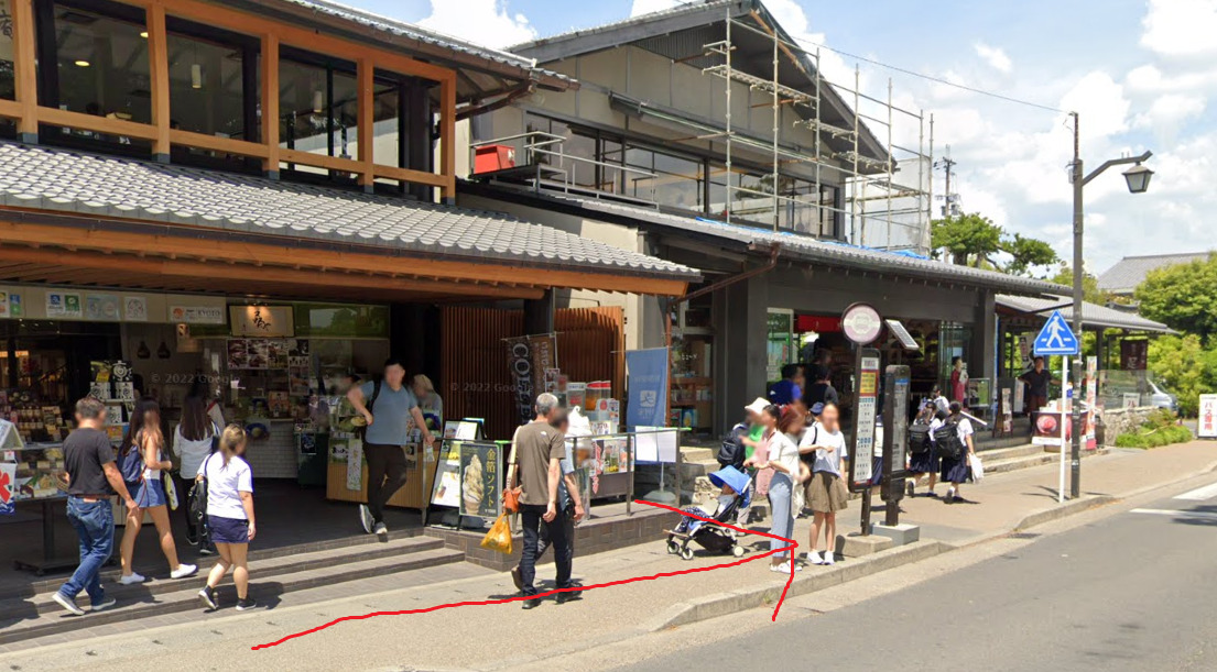 すぐ左側に、嵐山バス停が見えてきます。
