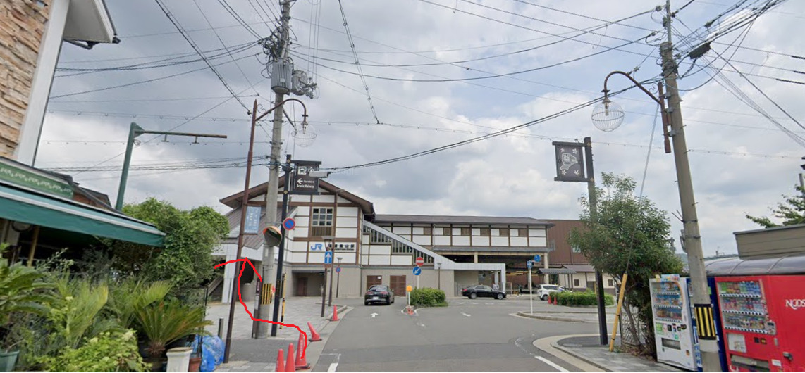 すると、目の前にJR嵯峨嵐山駅が見えてきます。