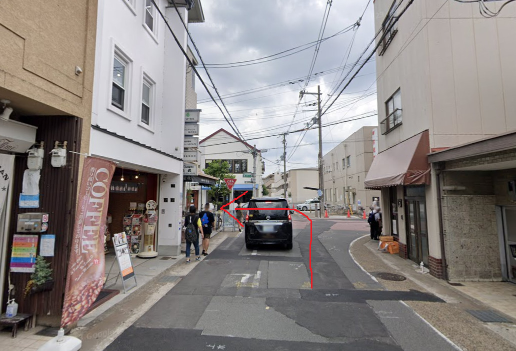 京都銀行の交差点を左折します。