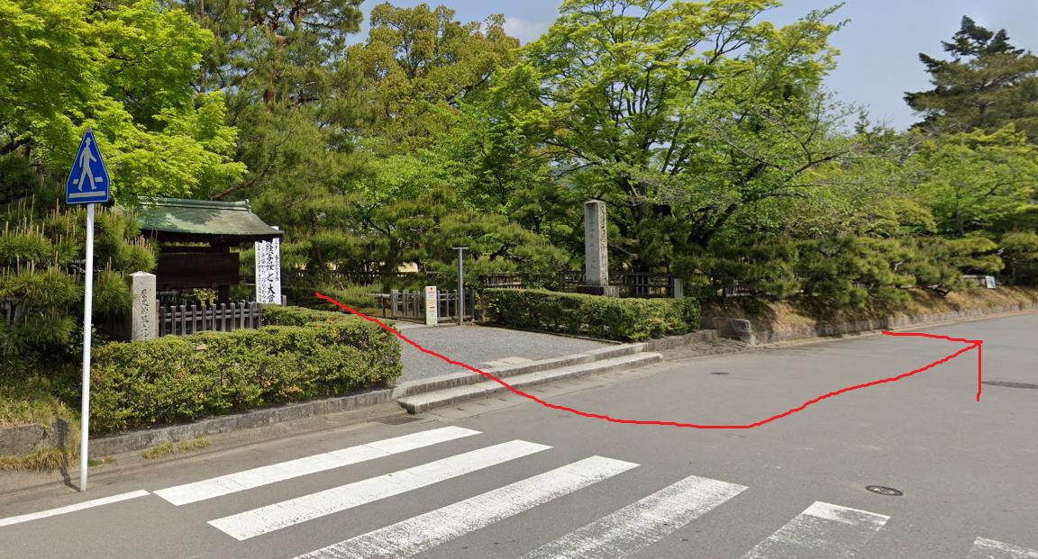 大覚寺から出て、左方向に進みます。