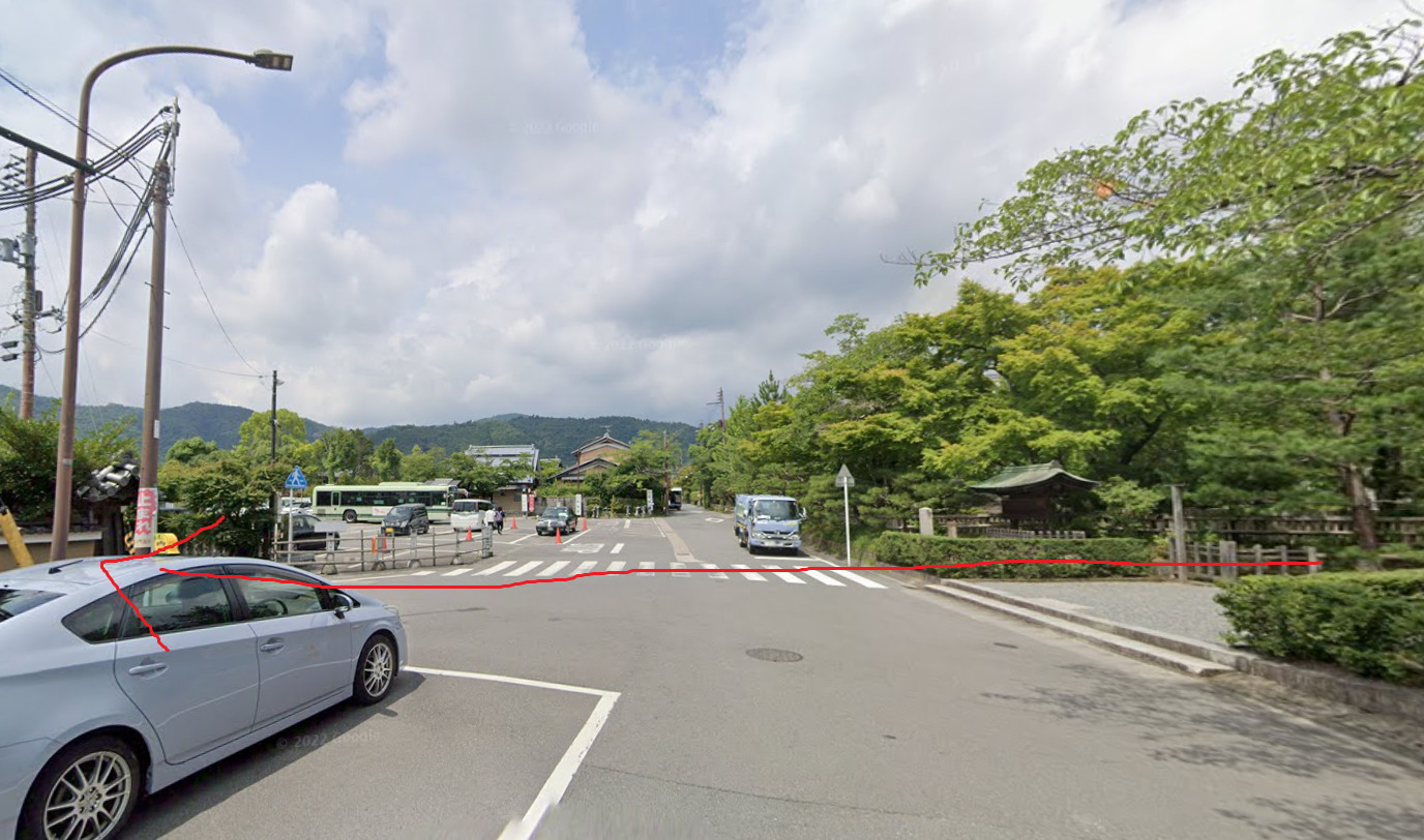 大覚寺の表門がある正面から出て、真っすぐ進みます。