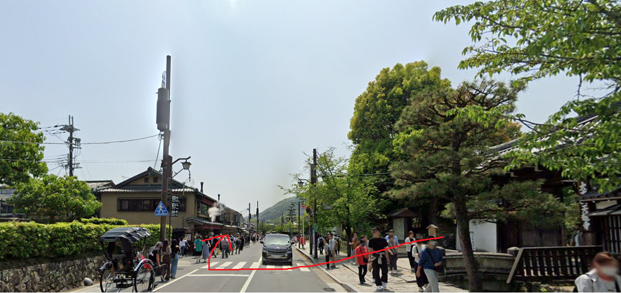 天龍寺の総門から出て、右折します。