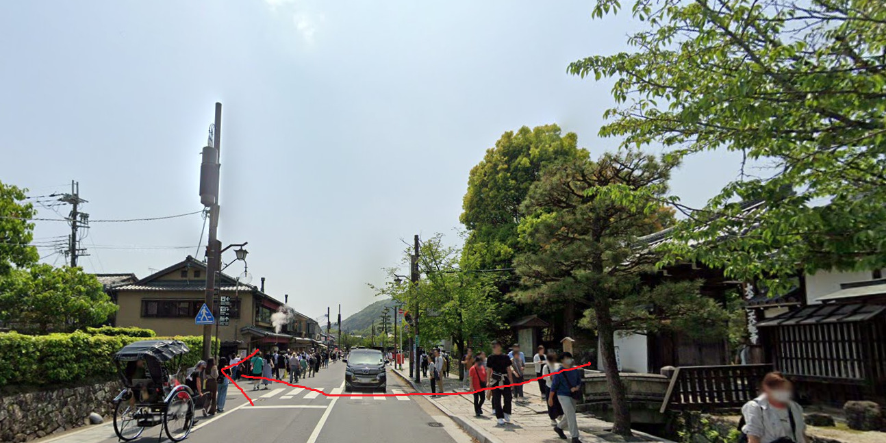 天龍寺の総門から出て、真っすぐ直進します。
