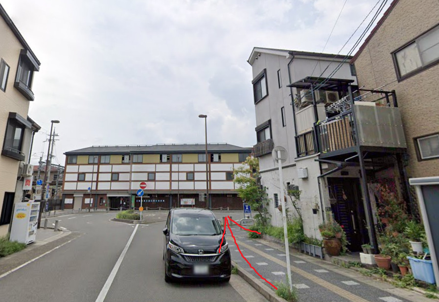 突き当りに、嵯峨嵐山駅が見えてきます。