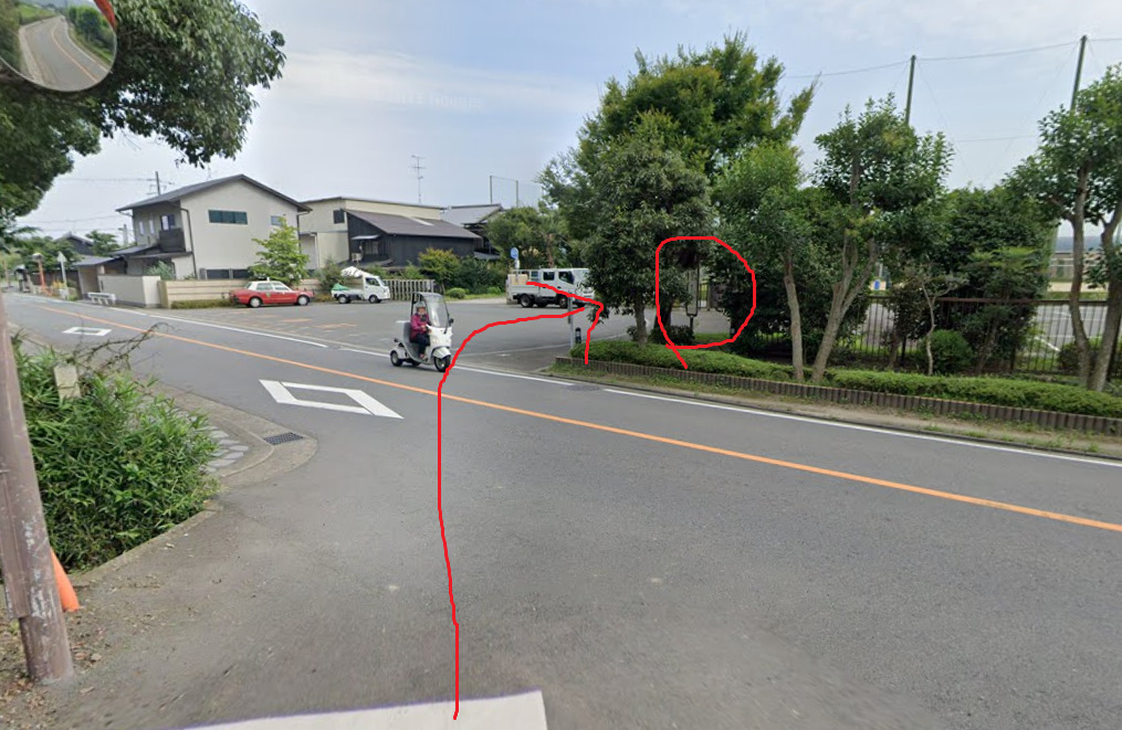 突き当りに、広沢池・佛大広沢校前バス停があります。