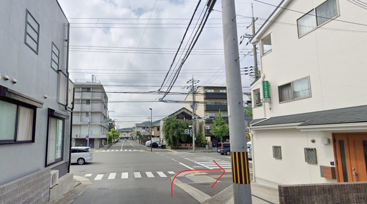 約100ｍ行くと、丸太町通に交わりますので、右折します。