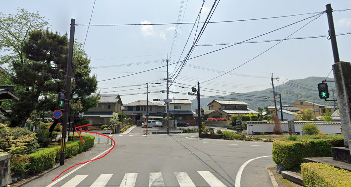 約200ｍ先の突き当りを左折します。