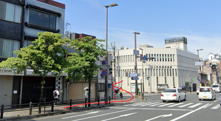 すぐの交差点を左折します。